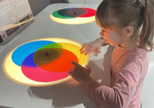 dziewczynka tworzy kolory łącząc barwy