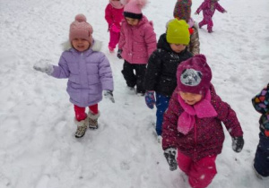 Dzieci biegną po śniegu