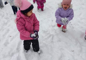 Dzieci lepią kulki ze śniegu