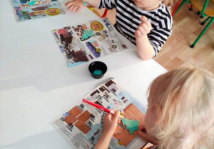 Dzieci malują farbami drewniane ozdoby choinkowe