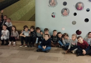Zdjęcie grupowe. Dzieci siedzą na schodach we foyer teatru ;;Pinokio"