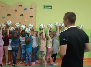 Zajęcia sportowe z trenerem ze Szkoły Marcina Gortata