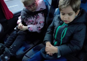 Dziewczynka i chłopiec w autokarze
