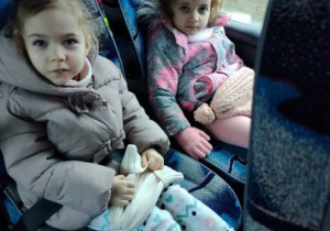 Dziewczynki w autokarze podczas podróży