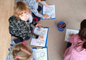 Dzieci kolorują ilustracje do opowiadania o złości