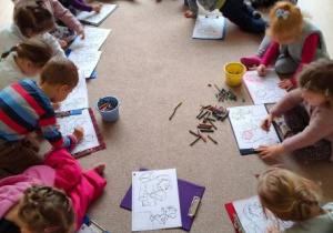 Dzieci kolorują obrazki ilustrujące wysłuchane opowiadanie o złości