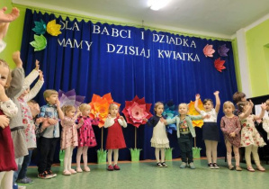 Dzieci ilustrują ruchem piosenkę dla babć i dziadków