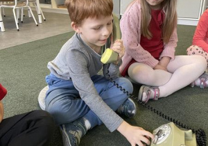 dzieci poznają telefon z tarczą