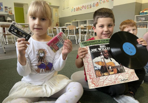 dzieci poznają kasetę magnetofonową i płytę gramofonową