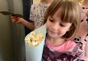 Dziewczynka z popcornem w ręku