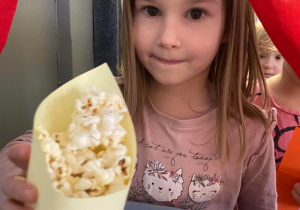 Dziewczynka z popcornem w ręku
