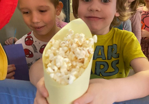 Chłopiec odbierający popcorn