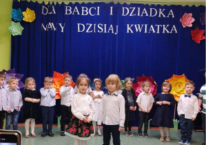 Dzieci śpiewają piosenkę w języku angielskim