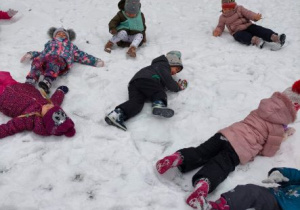 Dzieci turlają się po śniegu