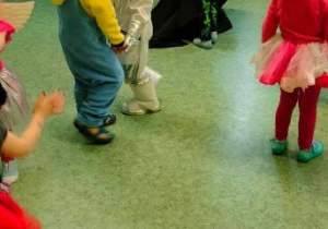 Dzieci tańczą w parach. Pani dyrektor przytula w tańcu jednego z chłopców