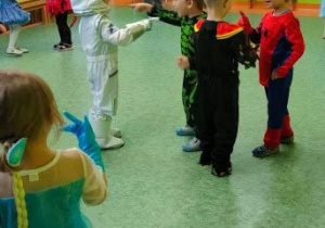 Dzieci tańczą w parach do piosenki Misie Szare
