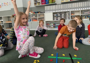 dzieci grają klockami w popularną grę "kółko i krzyżyk"