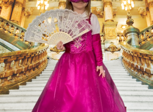 dziewczynka w przebraniu księżniczki na wirtualnym tle schodów w zamku
