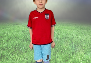chłopiec w przebraniu piłkarza na wirtualnym tle boiska