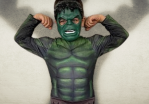 chłopiec w przebraniu Hulka na wirtualnym tle z cieniem