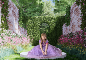 Dziewczynka przebrana za księżniczkę w tle ogród