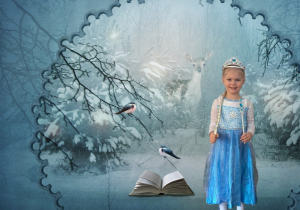 Dziewczynka przebrana za księżniczkę w tle las zimą