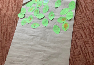 Karton z narysowanym drzewem oraz przyczepionymi papierowymi listkami