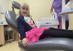 dziewczynka na fotelu stomatologicznym