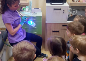 dzieci oglądają narzędzia stomatologiczne