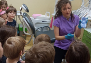 dzieci oglądają narzędzia stomatologiczne