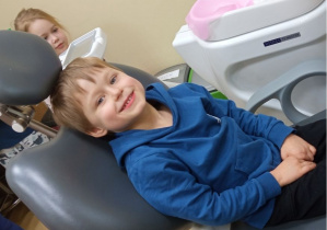 chłopiec na fotelu stomatologicznym