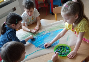 dzieci malują wodę