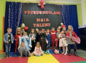 zdjęcie grupowe przed napisem Przedszkolaki Mają Talent