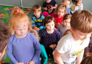 Dzieci podczas oczekiwania na pomalowanie twarzy