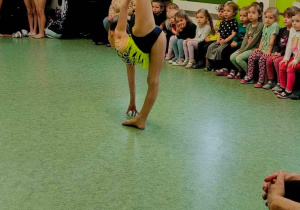 Dziewczynka podczas pokazu gimnastyki artystycznej