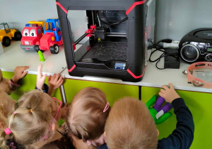 Dzieci obserwują ruch głowicy drukarki 3D