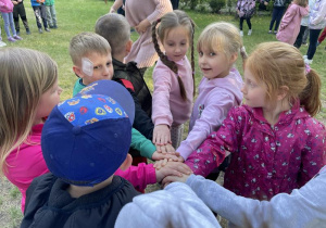 grupa dzieci podczas gry terenowej