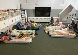 dzieci na materacach w przedszkolnej sali szykują się do snu