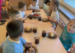 dzieci jedzą śniadanie