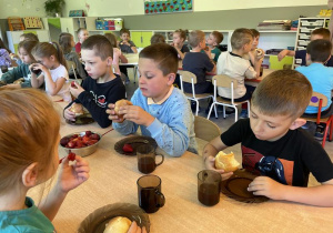 dzieci jedzą śniadanie