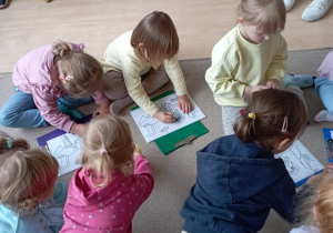 Dzieci kolorują ilustracje z opowiadania o kameleonie Leonie
