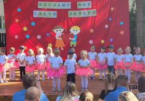 Dzieci podczas występu na scenie w ogrodzie przedszkolnym