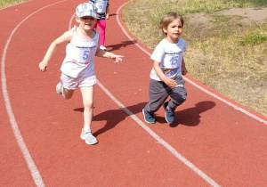 Dzieci podczas biegu