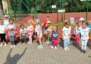 Dzieci podczas rozgrzewki