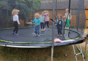 Dziewczynki na trampolinie