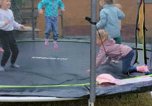 Dziewczynki podczas zabawy na trampolinie