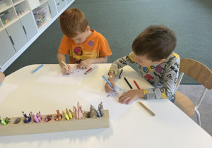 dzieci rysują obrazek z kropek do instrukcji słownej