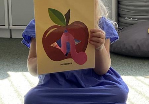 dziewczynka z sylwetą jabłka i gąsienicy