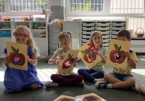 dzieci z sylwetą jabłka i gąsienicy uczestniczą w zajęciach
