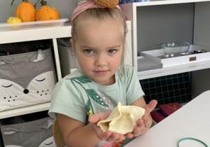 dziewczynka przygotowuje do pieczenia ciastko z jabłkami